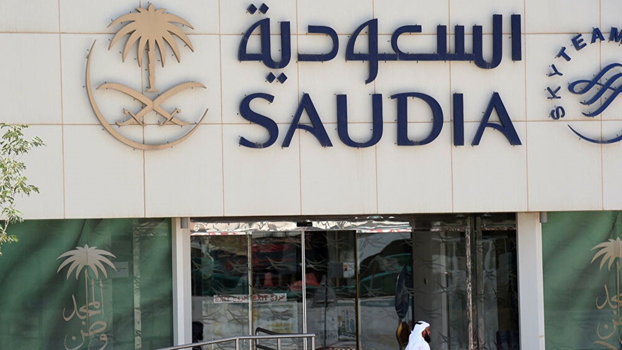 الجوازات السعودية تحسم كيفية تمديد الخروج والعودة